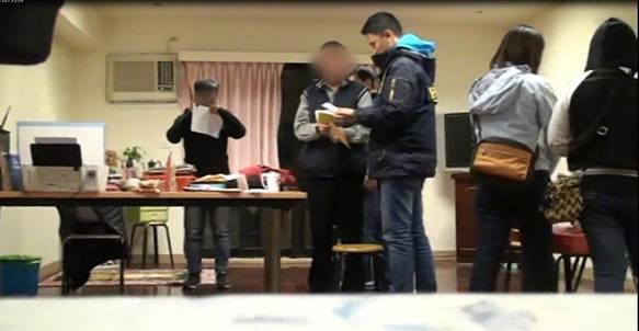 警方指控台北市回族生活扶助協會涉嫌剝削逃逸移工,衝進救出10餘名印尼籍移工。記者...