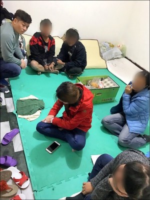 警方搗破無良扶助會逮5嫌,查緝時還有多名外勞前來求助。